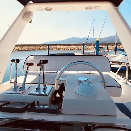Yatch *