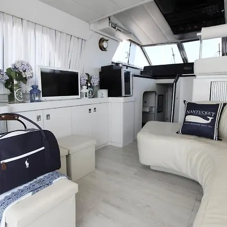 Yatch Botel