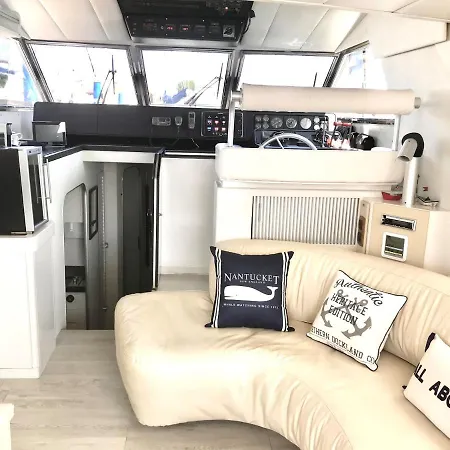 Yatch Botel *