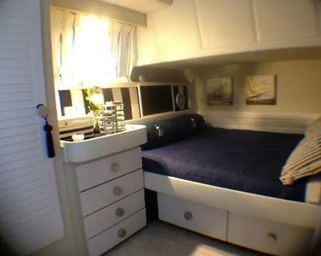 Botel Yatch
